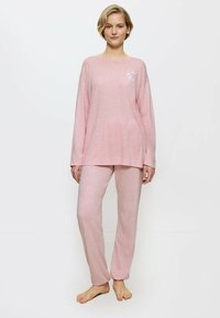 Helles rosa Schlafanzugset bestehend aus einem Langarmoberteil mit rundem Ausschnitt und besticktem Blumenmotiv, kombiniert mit passenden schmal geschnittenen Hosen.