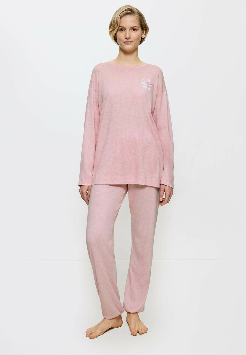 Helles rosa Schlafanzugset bestehend aus einem Langarmoberteil mit rundem Ausschnitt und besticktem Blumenmotiv, kombiniert mit passenden schmal geschnittenen Hosen.