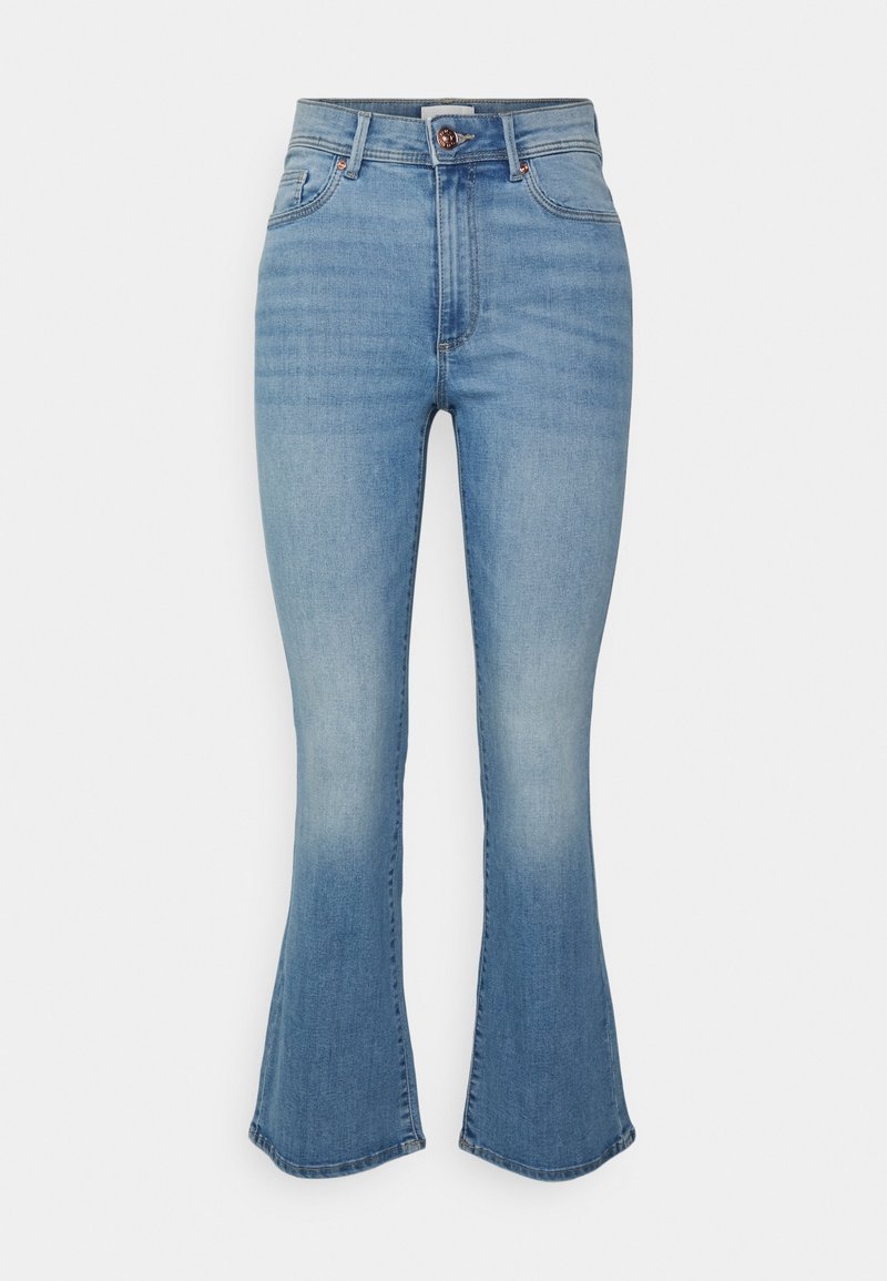 Jeans en denim bleu clair avec une taille haute, un bouton et une fermeture éclair à l’avant, cinq poches et des jambes légèrement évasées.