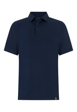 Polo de manga corta azul marino con tapeta de tres botones y pequeña etiqueta en el dobladillo inferior.