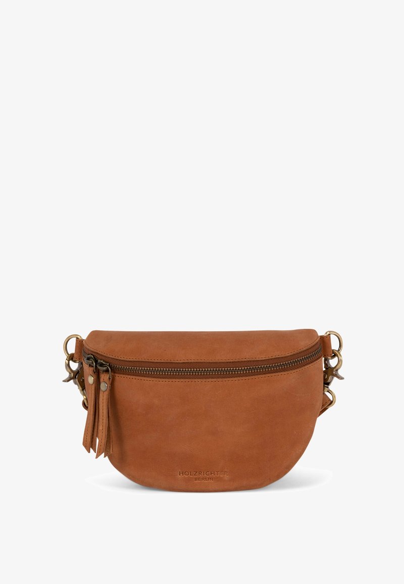 Tan leren schoudertas met een gebogen vorm, gouden hardware accenten, een ritssluiting en twee ritsfranje. Gemarkeerd met "HOLZRICHTER BERLIN."