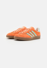 adidas Originals GAZELLE INDOOR UNISEX - Trainers - easy orange/clear mint