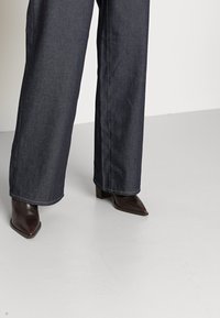 Denham KEIRA VI - Calças de ganga de corte relaxado - blue