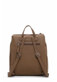 Pruun nahast seljakott tekstuuriga pinnaga, kahekordsete ülemiste käepidemetega, reguleeritavate rihmadega ning seljaosas lukuga taskuga. Hõbedased detailid.