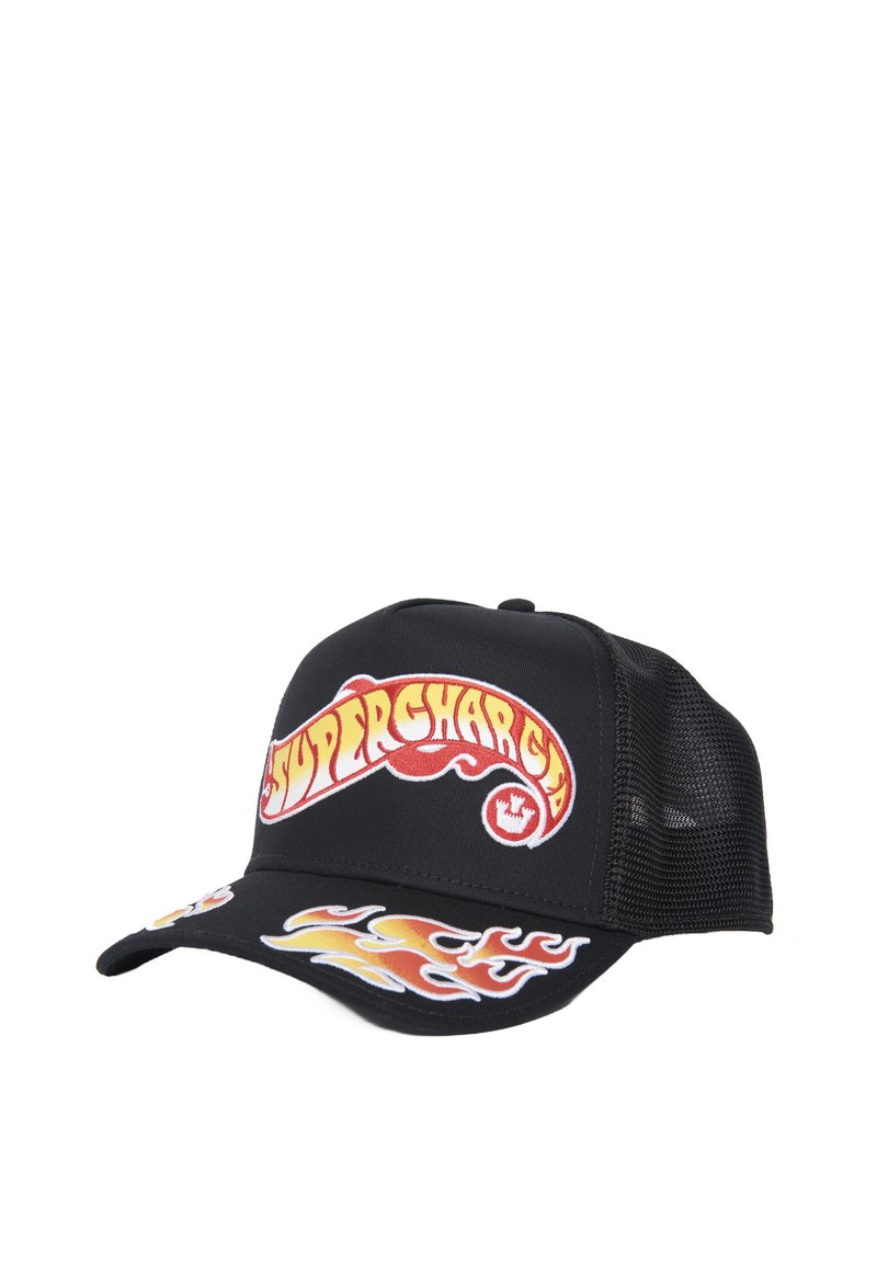 Gorra de camionero negra con el texto "SUPERCHARGED" en llamas rojas y amarillas, con gráficos de llamas adicionales en el borde y la parte trasera de malla.