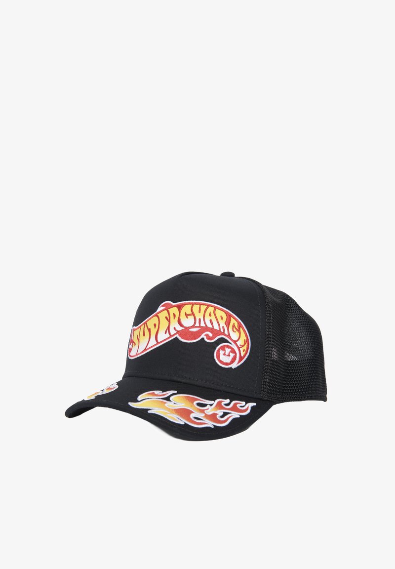 Gorra de camionero negra con el texto "SUPERCHARGED" en llamas rojas y amarillas, con gráficos de llamas adicionales en el borde y la parte trasera de malla.