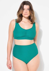 Costume da bagno due pezzi verde a righe con top corto a spalline larghe e parte inferiore a vita alta, realizzato in tessuto testurizzato e con bordi scallop.