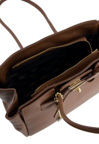 Braune Leder-Handtasche mit strukturiertem Design, ausgestattet mit einem Reißverschlussfach und Hardware in goldfarbener Ausführung. Innen ist sie mit schwarzem Stoff ausgekleidet.