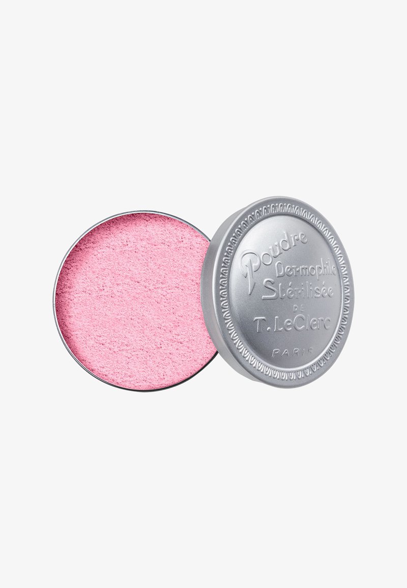 Runde silberne Dose mit eingeprägter Beschriftung, die feines rosa Pulver enthält. Der Deckel ist leicht angehoben und zeigt die weiche Textur des Pulvers.