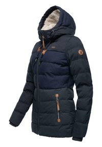 Vadderad mörkblå vinterjacka med pälsfodrad huva, läderdetaljer, dragkedjefickor och en figursydd design för värme och komfort.