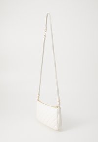 Borsa a tracolla in pelle bianca trapuntata con zip dorata, forma slim e tracolla regolabile per opzioni di trasporto versatili. Design minimalista.