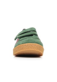 Scarpa verde in suede con suola in gomma testurizzata, caratterizzata da due cinturini in velcro sulla parte superiore e un accento rosa a contrasto sui lati.