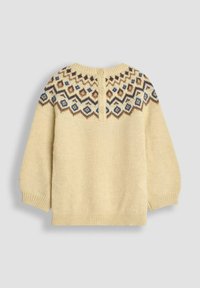 Strickpullover in Creme mit einem gemusterten Schulterbereich, der geometrische Designs in Blau und Braun aufweist, Rundhalsausschnitt und Knopfverschluss auf der Rückseite.