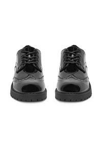 Czarne buty na wysoki połysk z zaokrąglonym noskiem, wzorem typu wingtip, ozdobnym haftem i czarnymi gumowymi podeszwami. Sznurowadła umieszczone na środku.