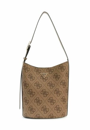 Sac seau marron avec motif de logo entrelacé marron foncé, bandoulière réglable unique et plaque triangulaire avec logo Guess à l'avant.