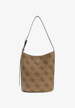 Sac seau marron avec motif de logo entrelacé marron foncé, bandoulière réglable unique et plaque triangulaire avec logo Guess à l'avant.