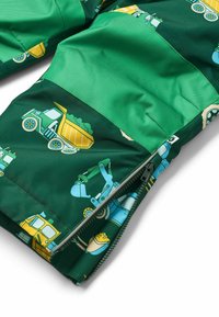 Giacca verde per bambini con stampe di vari veicoli da costruzione colorati, caratterizzata da una superficie liscia e dettagli con zip.