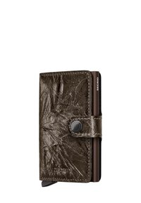 Portemonnee van getextureerd donkerbronskleurig leer, voorzien van een drukknopsluiting en een zichtbare rand van de kaarthouder met het merk "SECRID".