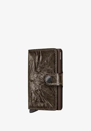 Cartera hecha de cuero texturizado color bronce oscuro, con cierre de botón y borde visible del tarjetero con la marca "SECRID".