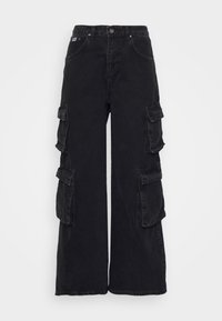 Svarta vida cargobyxor i denim. Har flera sidofickor och en klassisk knapp- och dragkedjestängning i fronten.