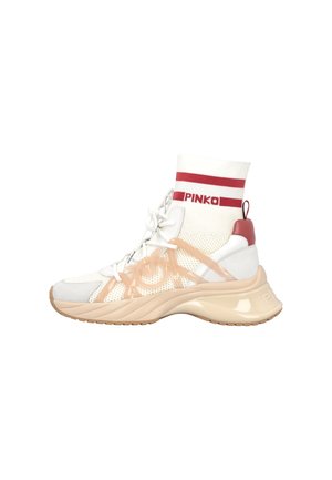 Sneaker alta con rete bianca, dettagli beige e banda rossa. Presenta un colletto imbottito, lacci e una suola spessa e testurizzata. Dettaglio del logo visibile.