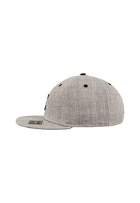 Grå baseball caps med flat skygge, laget av teksturert stoff. Har svarte øyer og et lite logopatch på forsiden.