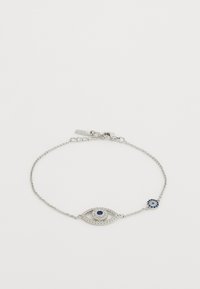 Pulsera de cadena de plata con un motivo de ojo centrado en una gema azul, rodeado de piedras claras más pequeñas y un acento azul.