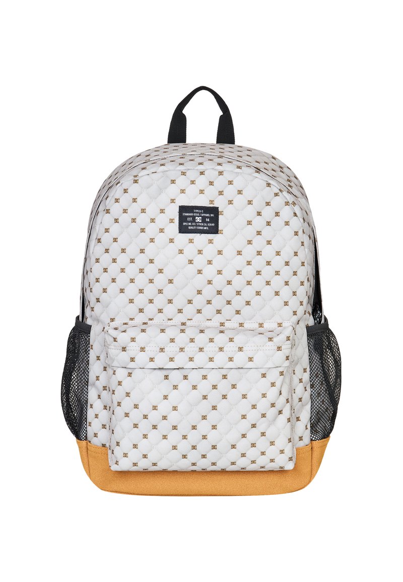 Biały plecak pikowany z złotym geometrycznym wzorem, czarnymi siateczkowymi kieszeniami bocznymi i brązowym dnem; posiada uchwyt na górze oraz przednią kieszeń na zamek.