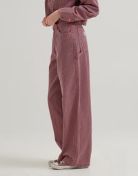 Gestreifte rot-blaues Cord-Hosen, weit geschnittenes Design, mit frontalen Taschen und einer lockeren Passform sowie einer glatten Textur.