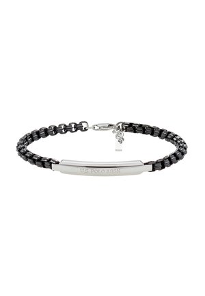 Bracelet chaîne noire avec fermoir argenté et plaque en argent gravée indiquant "U.S. POLO ASSN." sur fond blanc.