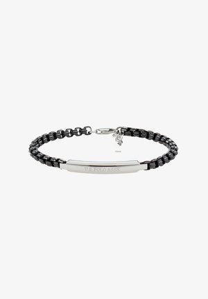 Bracciale a catena nera con chiusura in argento e piastra in argento incisa con la scritta "U.S. POLO ASSN." su sfondo bianco.