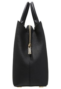 Borsa nera con un design strutturato, materiale testurizzato, manici superiori e una cerniera dorata. Presenta piedi quadrati nella parte inferiore.