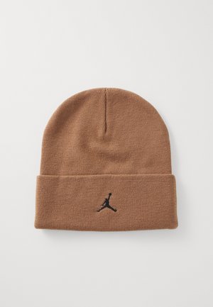 Braune Strickmütze mit einem gefalteten Saum und einem schwarzen Jordan-Logo, das auf der Vorderseite gestickt ist. Weiche Textur, standardmäßige Beanie-Form.
