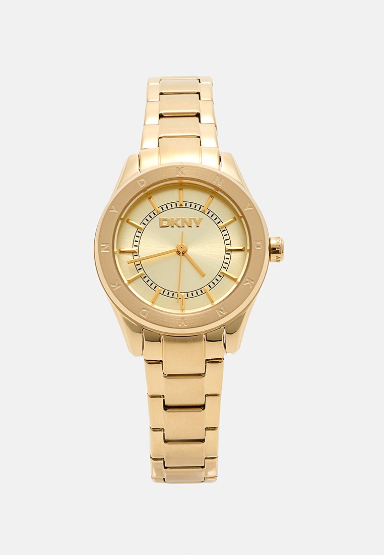 Gouden roestvrijstalen horloge met een ronde wijzerplaat, metalen gouden wijzerplaat, drie wijzers, zwarte markeringen en een schakelarmbandontwerp.