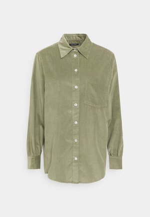 Lang mouw olijfgroene corduroy blouse met knopen, puntige kraag en borstzak op een witte achtergrond.