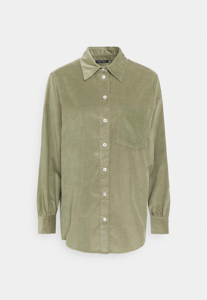 Chemise en velours côtelé vert olive à manches longues avec col pointu et poche poitrine sur fond blanc.