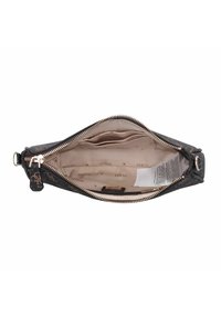 Pochette nera con fantasia, hardware dorato, chiusura con zip e interno beige con diverse fessure per carte e fodera con logo.