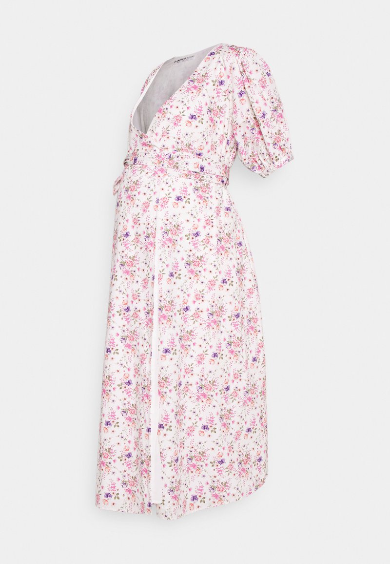 Vestido de maternidade floral em tecido leve. Apresenta padrões florais em rosa e roxo, um decote em V profundo, mangas curtas balão e um cinto na cintura.