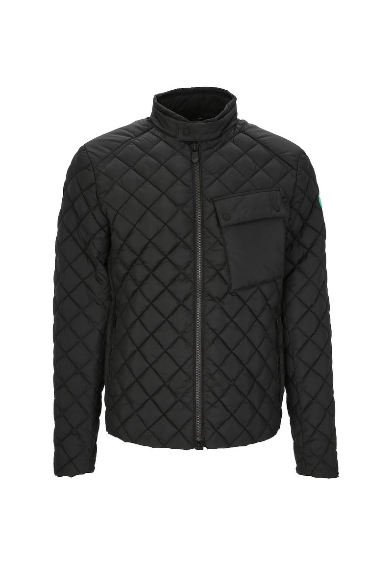 Schwarze gesteppte Jacke mit einem hohen Kragen, Vorderreißverschluss und einer Klapptasche auf der Brust. Glatte Textur und durchgehendes Rautenmuster.