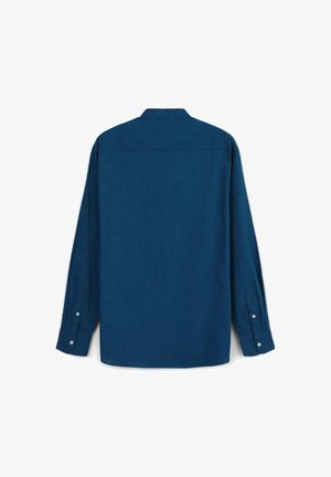 Chemise à manches longues, boutonnée, de couleur bleu foncé, fabriquée en tissu texturé. Elle comporte des poignets à un seul bouton et un col classique, avec un ourlet droit.