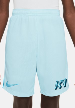 Pantaloncini sportivi azzurri chiaro con vita elastica, logo Nike blu sulla gamba sinistra e logo stilizzato "KM" sulla gamba destra.