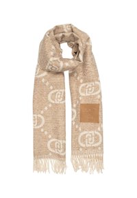 Bufanda beige con un patrón de logotipos repetidos en crema, con extremos flecados y una etiqueta de piel que muestra el nombre de la marca y el año.