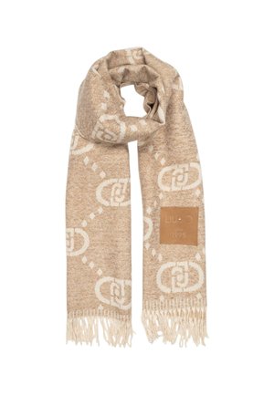 Bufanda beige con un patrón de logotipos repetidos en crema, con extremos flecados y una etiqueta de piel que muestra el nombre de la marca y el año.