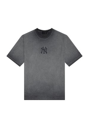 T-shirt gris foncé à manches courtes avec un logo New York Yankees noir délavé centré sur la poitrine et un petit logo de marque sur la manche gauche.