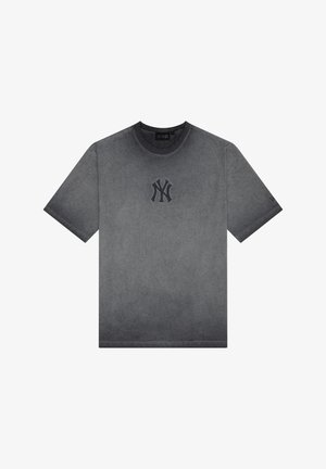 T-shirt gris foncé à manches courtes avec un logo New York Yankees noir délavé centré sur la poitrine et un petit logo de marque sur la manche gauche.