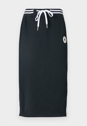 Must mustpikkune seelik valge paelaga, triibuline vöökoht, valge külgosa ja väike Converse All Star logo paremal küljel.