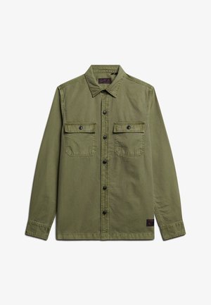 Olijfgroen shirt met lange mouwen, twee borstzakken, knoopsluiting aan de voorkant en zwarte knopen. Heeft een label aan de onderkant aan de linkerkant.