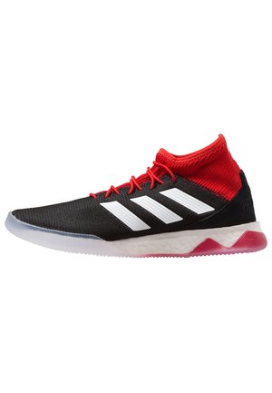 Zapato deportivo negro con cuello tipo calcetín rojo, cordones rojos, rayas blancas de Adidas, entresuela blanca texturizada y suela translúcida.