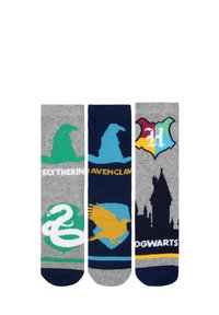 Tre paia di calzini lavorati a maglia con i simboli delle case di Hogwarts: Slytherin (verde), Ravenclaw (blu scuro) e logo di Hogwarts (grigio) con accenti colorati.