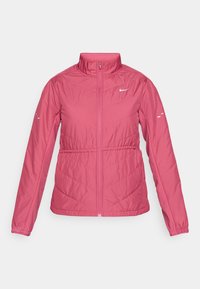 Rožā mīkstā jaka ar augstu apkakli, rāvējslēdzēju, elastīgām aprocēm un balto Nike logotipu. Priekšpusē ir diagonāli quilted raksts.
